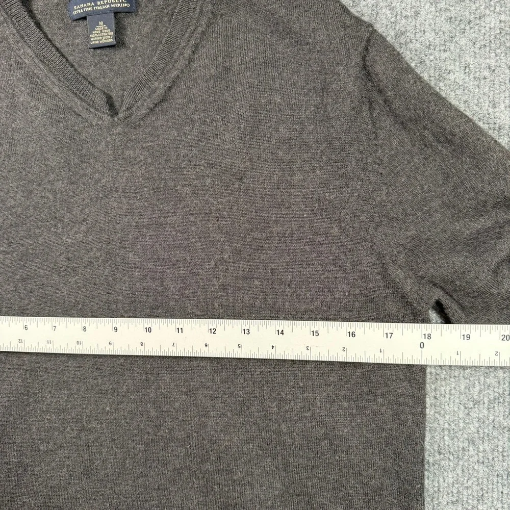 Banana Republic Sweater Mens M Gray Extra Fine Italian Merino Wool V-Neck Knit